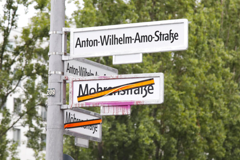 Weiße Straßenschilder: Die Berliner Mohrenstraße wurde in Anton-Wilhelm-Amo-Straße umbenannt