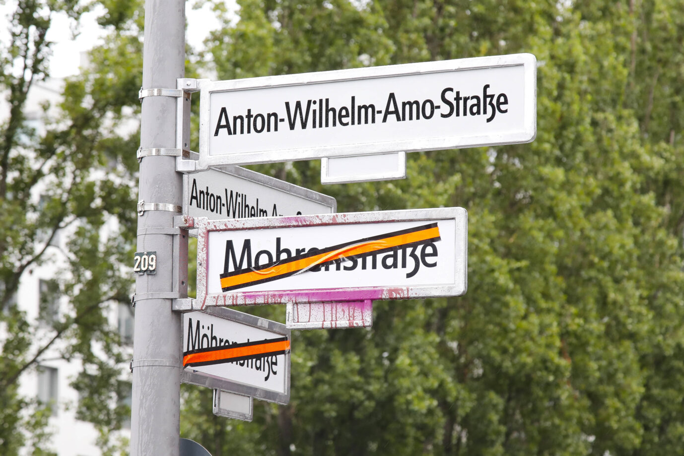 Weiße Straßenschilder: Die Berliner Mohrenstraße wurde in Anton-Wilhelm-Amo-Straße umbenannt