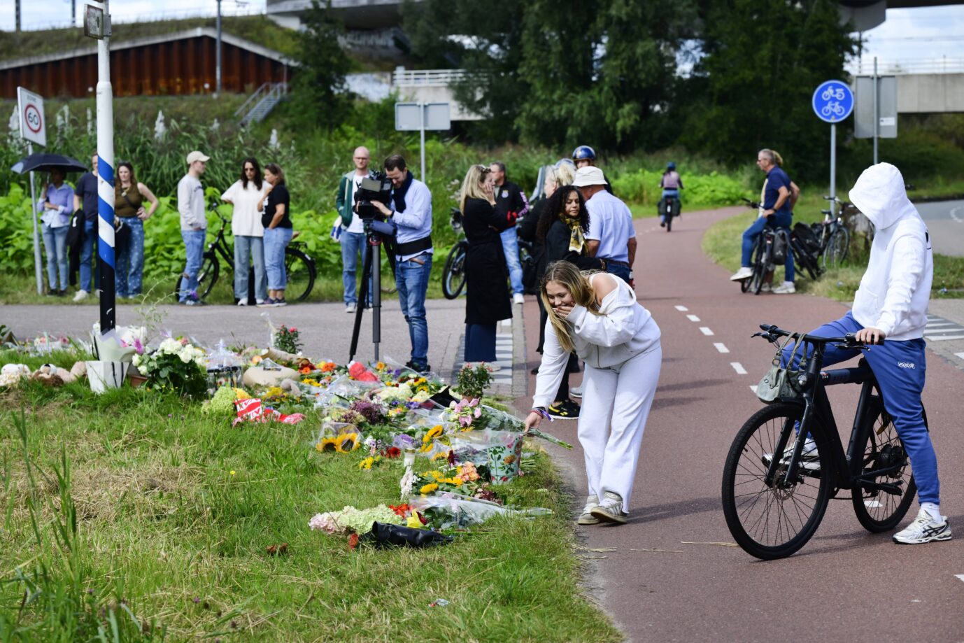 Ein weinendes Mädchen in einem weißen Hoodie legt eine Blume an dem Ort nieder, an der der ein Asylbewerber im August 2025 ein 17jähriges Mädchen ermordete – es sind Fälle wie dieser, die dazu führen, daß sich Frauen in Amsterdam nicht wohl fühlen