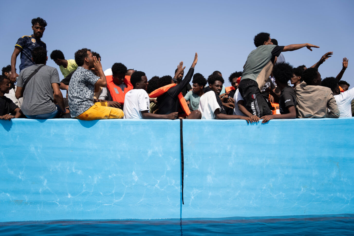Migranten auf einem Flüchtlingsboot