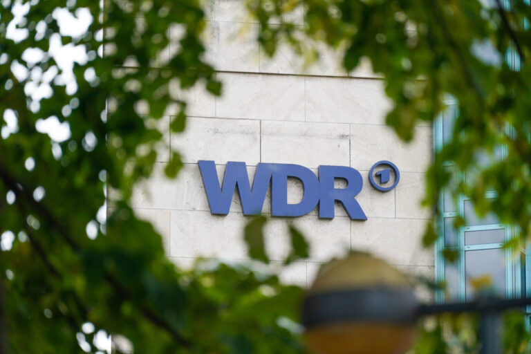 Das WDR-Logo durch einen Busch fotografiert. Die Kosten für sein arabisches Format bleiben geheim.