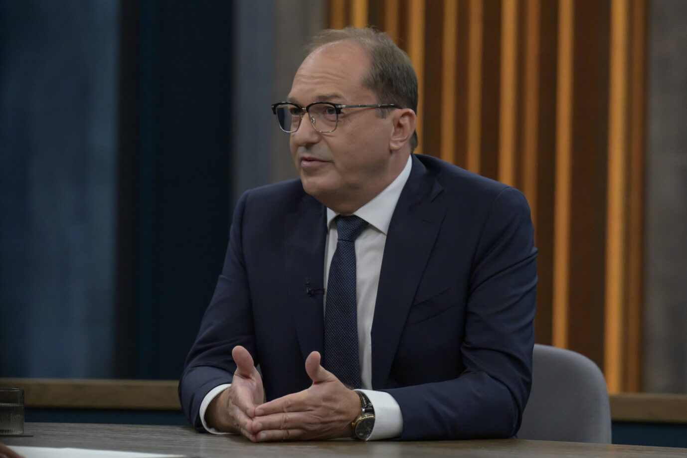 Bundesinnenminister Alexander Dobrindt (CSU) trägt einen Anzug uns gestikuliert mit den Händen – er rechnet es seiner Politik zu, daß die Zahl der Asylanträge zurückgeht