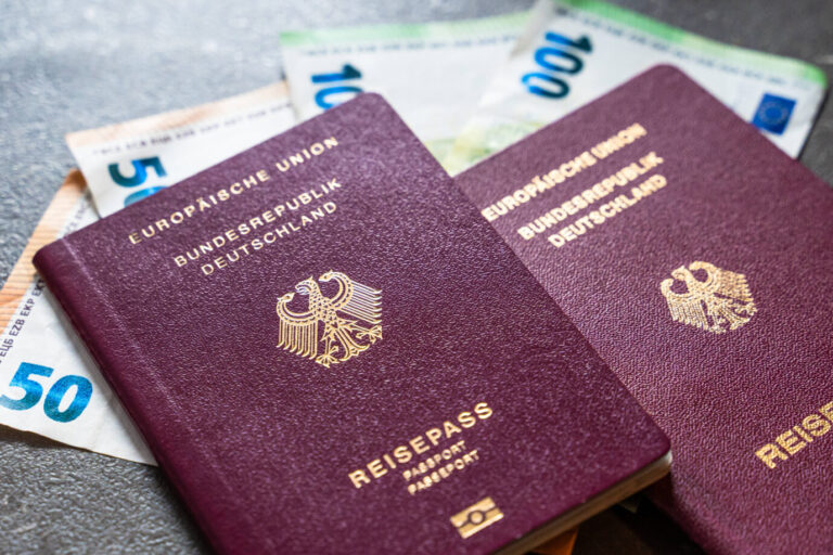 Mit gefälschten Zertifikaten den deutschen Paß erkauft: Der Einbürgerungs-Betrug löst eine Debatte aus.