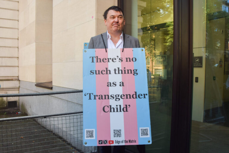 Comedian und Drehbuchautor Graham Linehan: „Transaktivisten verstehen nicht, welchen Schaden sie mit so manchen entsetzlichen Behauptungen machen.“ (Themenbild)