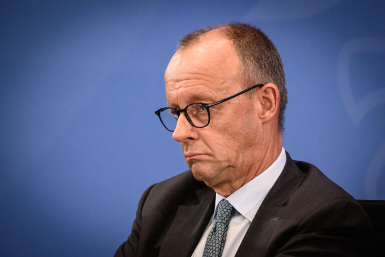 Findet, dem Volk seine Entscheidungen einfach genauer erklären zu müssen: Bundeskanzler Friedrich Merz (CDU). Foto: IMAGO / Christian Spicker