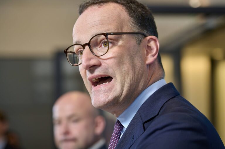 CDU/CSU-Fraktionschef Jens Spahn will jetzt noch nicht mit SPD, Linken und Grünen über ein AfD-Verbot beraten – sondern nur mit den Sozialdemokraten.