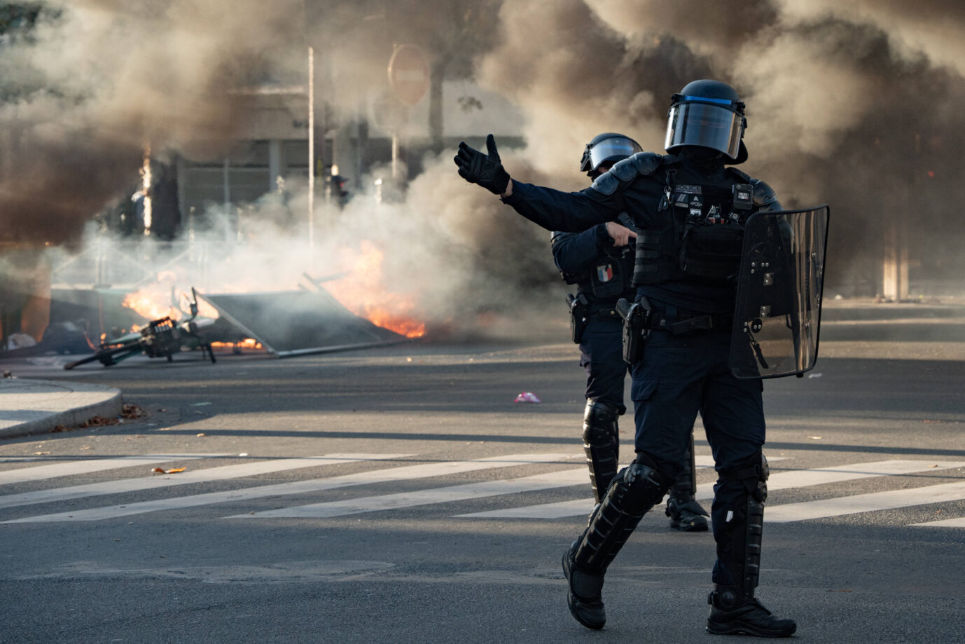 Brennende Barrikaden während der Anti-Sparpolitik-Proteste in Frankreich: 80.000 Polizisten im Einsatz. (Themenbild)
