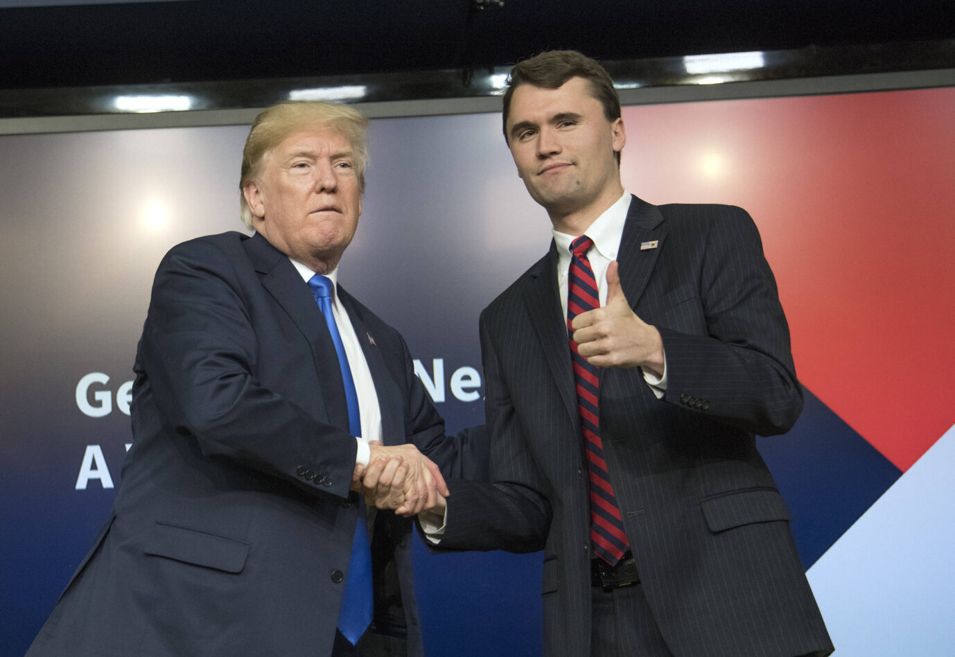 US-Präsident Donald Trump (l.) hat die Schuldigen am Mord an seinem Uterstützer Charlie Kirk (r.) ausgemacht. Foto: IMAGO / MediaPunch