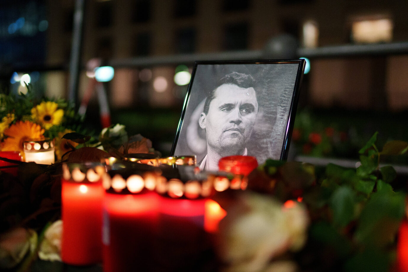 Ein Foto von Charlie Kirk steht neben Kerzen und Blumen, die Linke wird jetzt vermutlich hämisch lachen