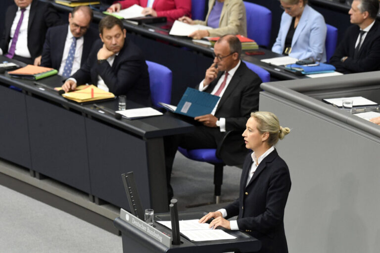Alice Weidel spricht am Rednerpult in der 24. Sitzung des 21. Deutschen Bundestages im Reichstagsgebäude in Berlin am 17. September 2025. Im Hintergrund sitzen Bundeskanzler Friedrich Merz, Finanzminister Lars Klingbeil und Innenminister Alexander Dobrindt. Alice Weidel am Rednerpult im Bundestag: Hinter ihr bleibt Kanzler Merz blaß. Foto: IMAGO / Future Image