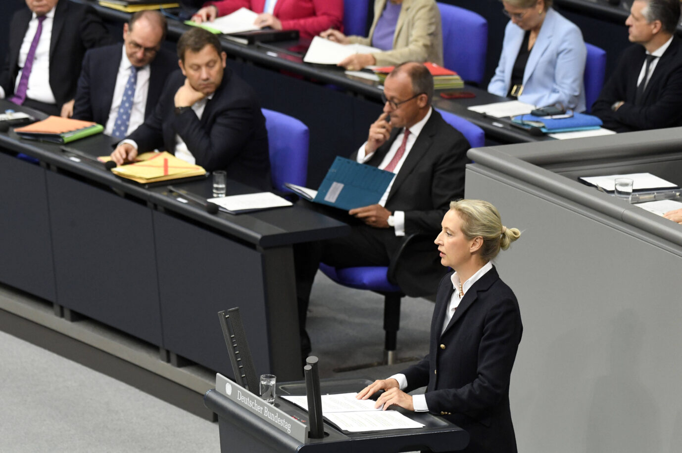Alice Weidel spricht am Rednerpult in der 24. Sitzung des 21. Deutschen Bundestages im Reichstagsgebäude in Berlin am 17. September 2025. Im Hintergrund sitzen Bundeskanzler Friedrich Merz, Finanzminister Lars Klingbeil und Innenminister Alexander Dobrindt. Alice Weidel am Rednerpult im Bundestag: Hinter ihr bleibt Kanzler Merz blaß. Foto: IMAGO / Future Image