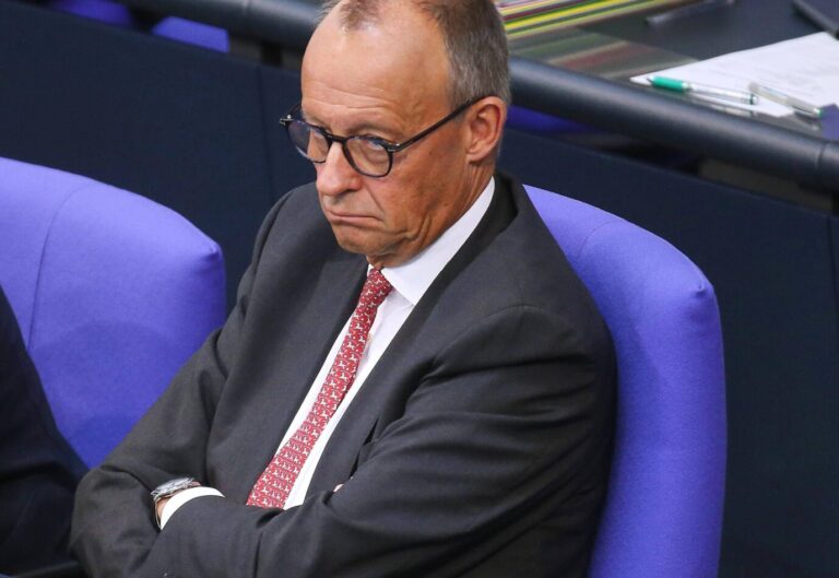 Sondervermögen: Bundeskanzler Friedrich Merz (CDU) macht so hohe Schulden wie noch niemand vor ihm. Doch wenn das Geld ausgegeben ist, sehen die Straßen schlimmer aus als zuvor.