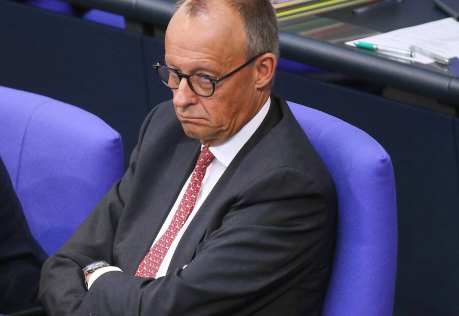 Sondervermögen: Bundeskanzler Friedrich Merz (CDU) macht so hohe Schulden wie noch niemand vor ihm. Doch wenn das Geld ausgegeben ist, sehen die Straßen schlimmer aus als zuvor.