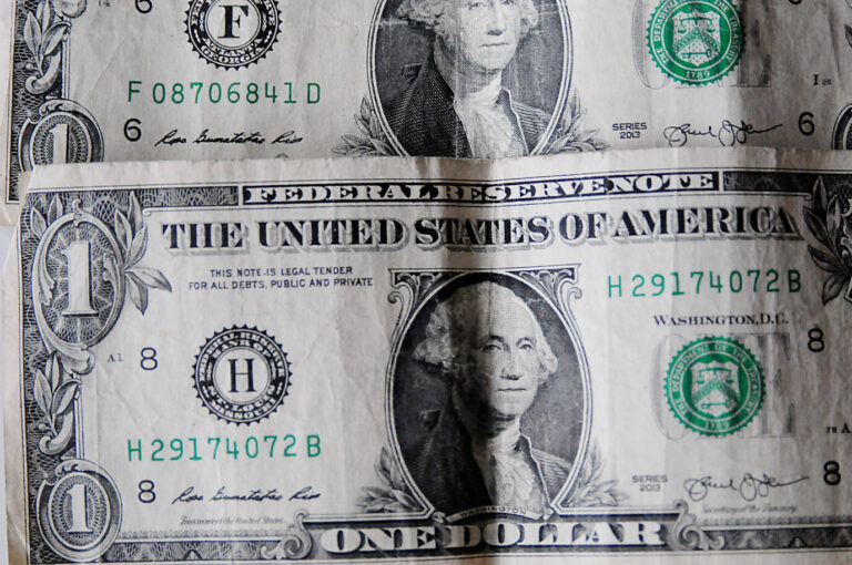 Das Bild zeigt US-Dollarnoten.