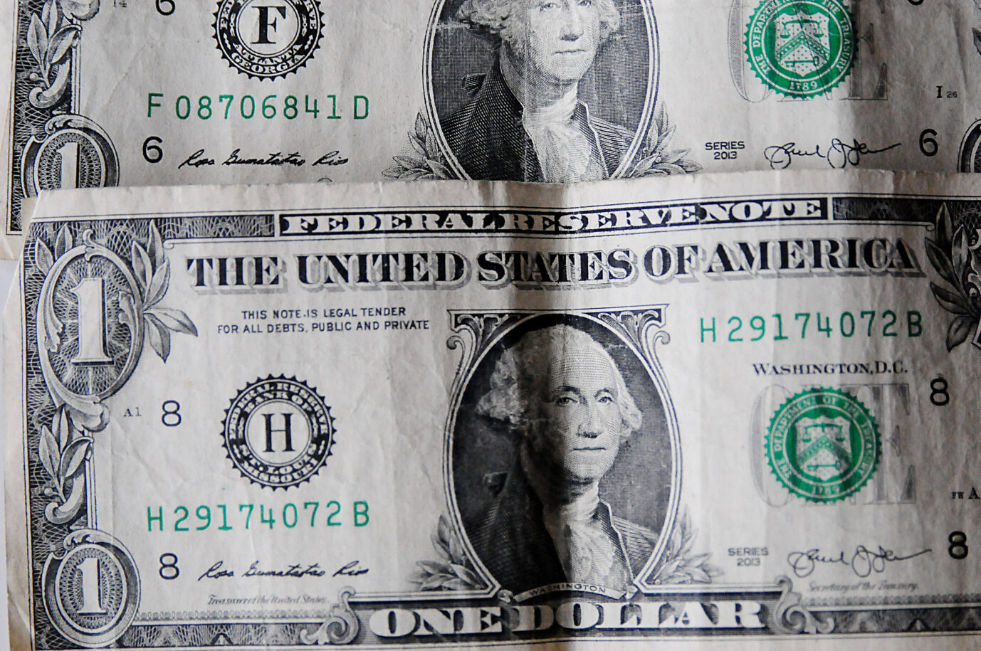 Das Bild zeigt US-Dollarnoten.