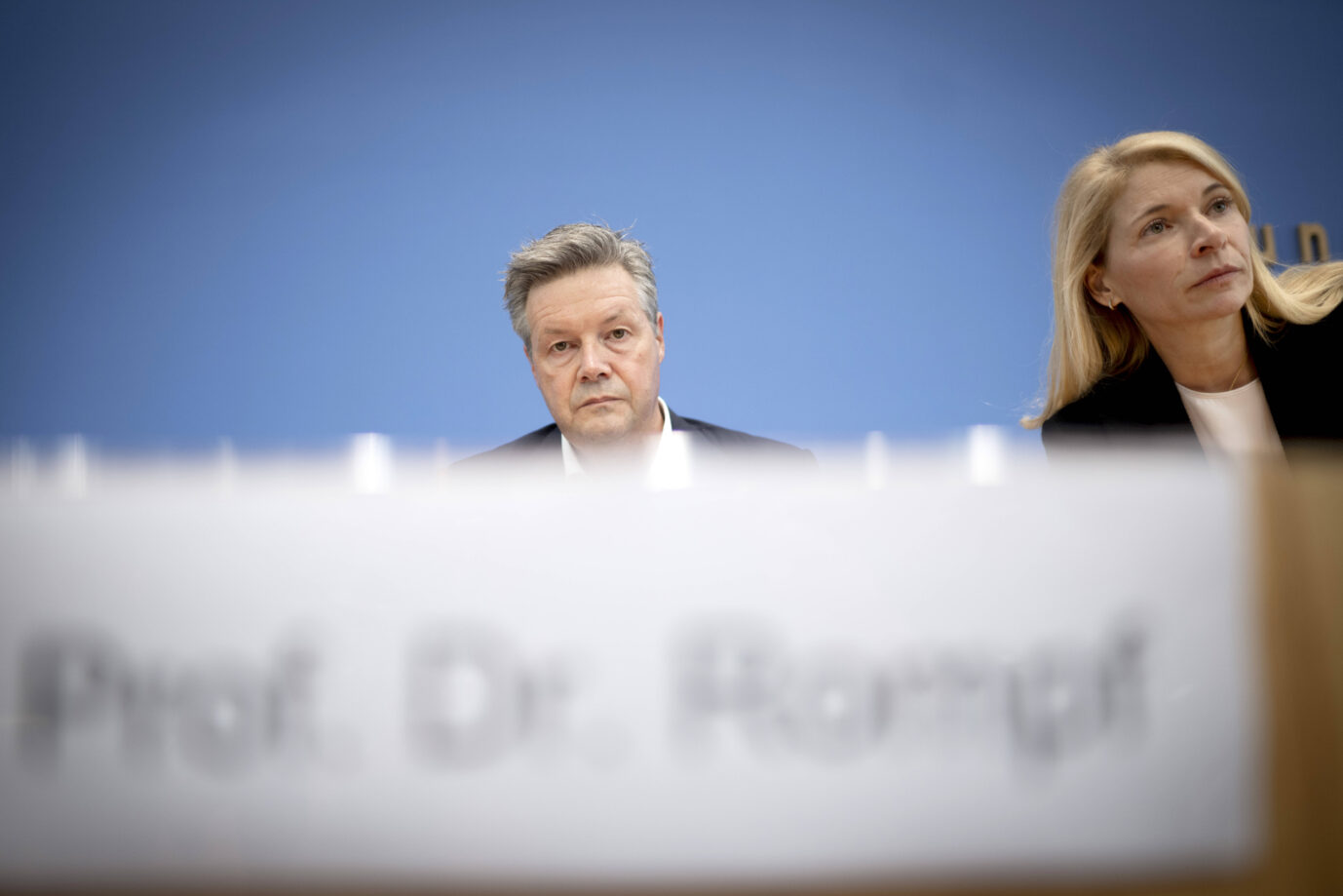 Zwei Personen sitzen hinter einem Namensschild auf einem Podium, ein Mann mit grauen Haaren in der Mitte, eine blonde Frau rechts daneben, beide blicken nach vorn. Dirk Rompf und Bahnchefin Evelyn Palla bei einer Pressekonferenz im Zusammenhang mit der Personalie InfraGO. Dirk Rompf und Bahnchefin Evelyn Palla bei einer Pressekonferenz: Der Manager verzichtete auf den Chefposten bei der Infrastrukturtochter InfraGO. Foto: IMAGO / IPON