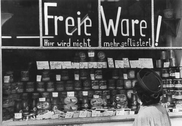 Ein Lebensmittelladen in Berlin-Kreuzberg nach der Währungsreform 1948: Mit der D-Mark verschwanden die leeren Regale aus den Geschäften. (Themenbild)