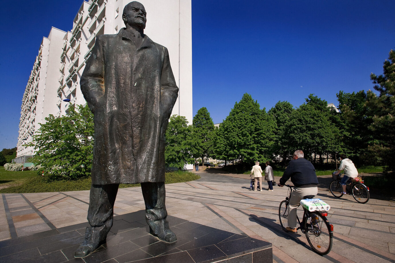 Ein Radfahrer fährt in Schwerin an der überlebensgroßen Statue des Gründers der Sowjetunion, Wladimir Iljitsch Lenin, vorbei (Foto vom 13.05.2008). Das Denkmal steht seit 1985 im Plattenbauviertel Großer Dreesch. Versuche, die vom estnischen Bildhauer Jaak Soans geschaffene Skulptur zu verbannen, scheiterten immer wieder am Widerstand in der Stadtvertretung. Jetzt ist die Diskussion neu aufgeflammt. Eine am 9. November 2007 aufgestellte Informationstafel hielt nicht lange. Im Text hieß es unter anderem: "Lenins Diktatur bereitete den Weg für den kommunistischen Terror des 20. Jahrhunderts, dem Millionen von Menschen zum Opfer fielen". Die Tafel wurde von Unbekannten verbogen und besprüht. Die Stadt reagierte schnell und ließ die Tafel vor mehreren Wochen entfernen. Foto: Jens Büttner dpa/lmv (zu Korr.-Bericht "Kein Good-bye für Lenin in Schwerin - Revolutionär sicher auf Sockel" vom 19.05.2008) +++(c) dpa - Report+++