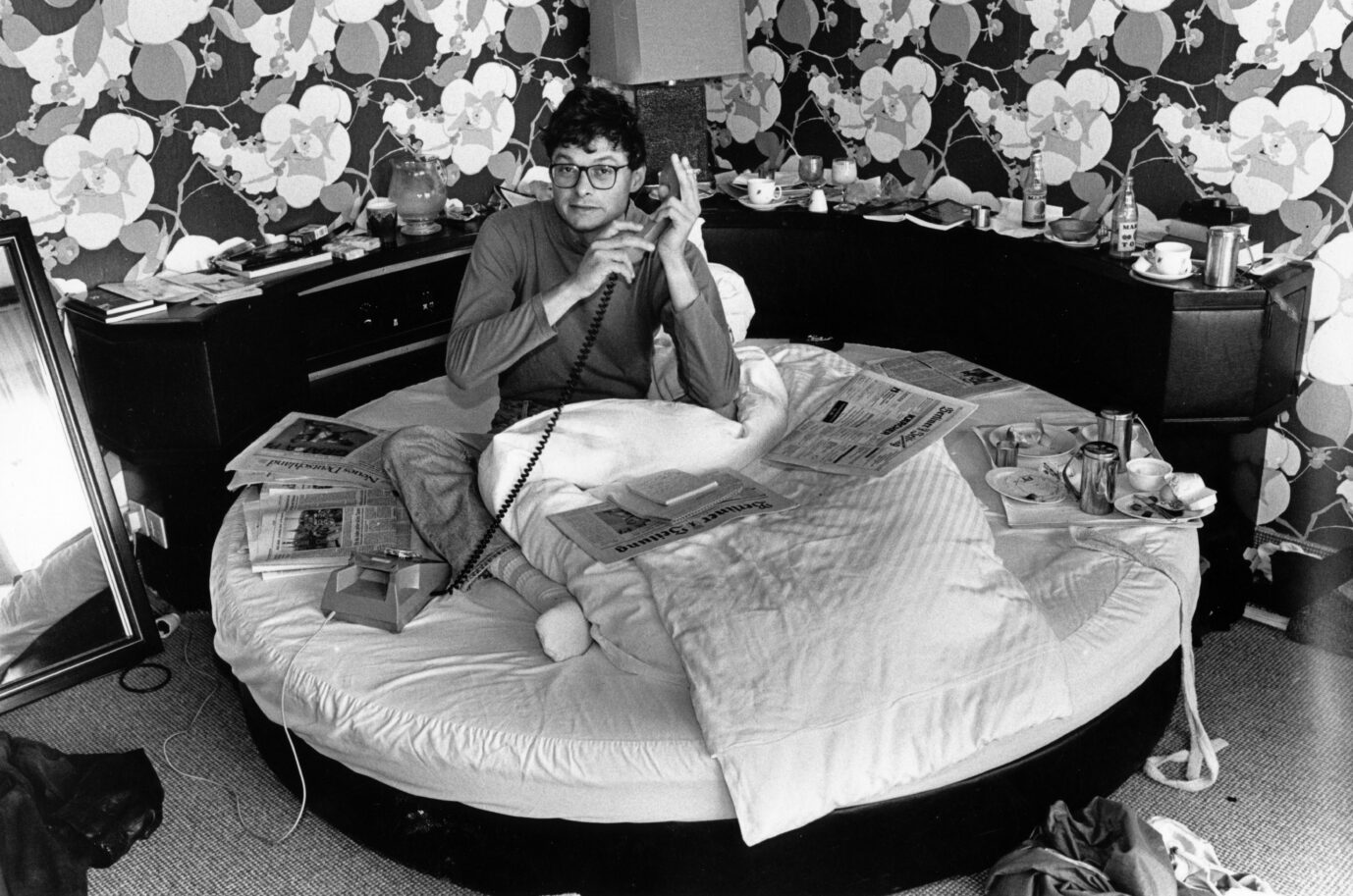 Das Bild zeigt Matthias Matussek in einem Hotelzimmer. Er hat als Journalist die Wiedervereinigung von Deutschland hautnah miterlebt.