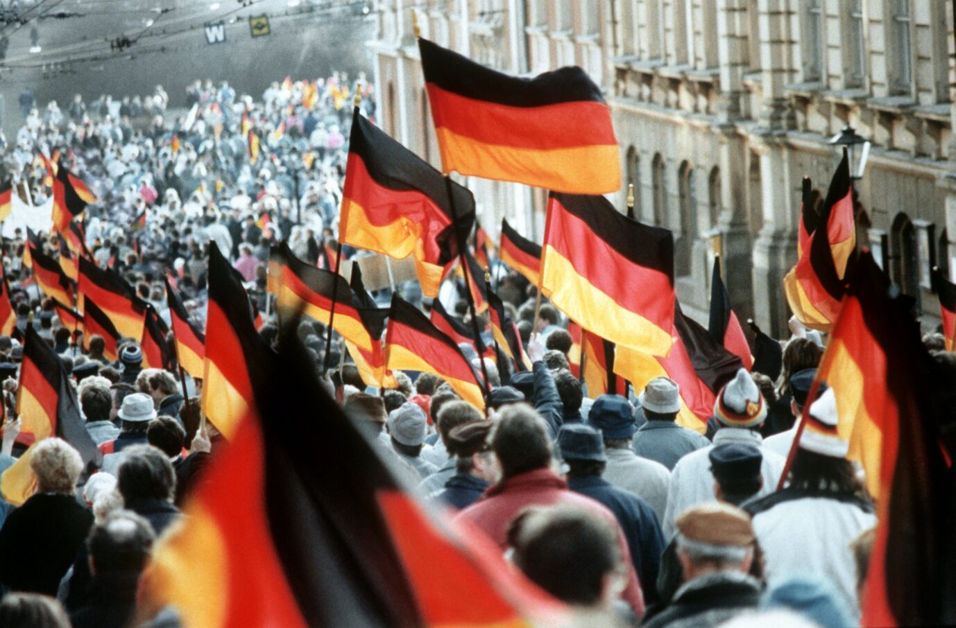 Überall im Osten gingen die Deutschen für die Wiedervereinigung auf die Straße, wie hier in Plauen.