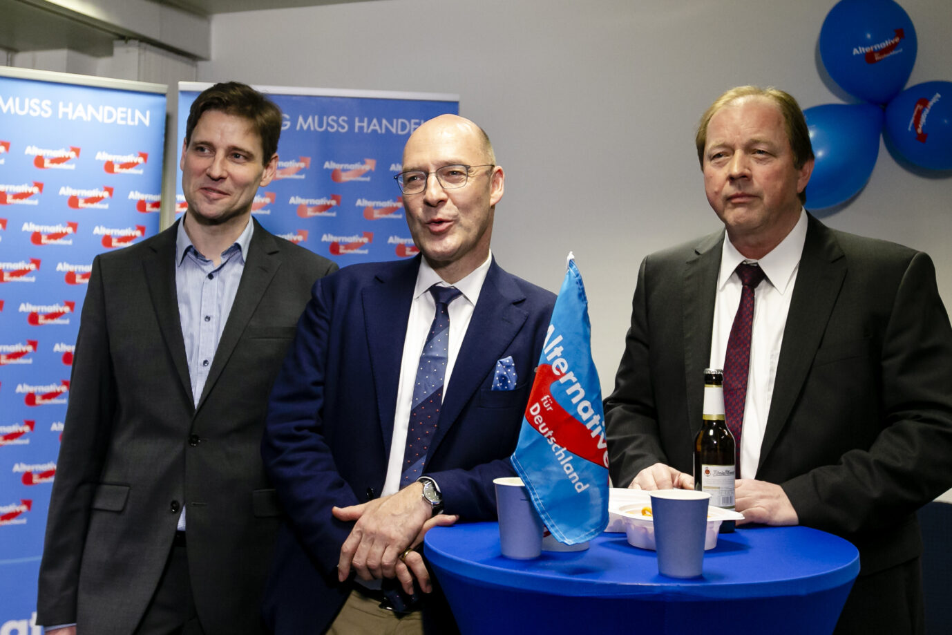 Der stellvertretende Schatzmeister Robert Risch (l-r), der stellvertretende Sprecher Alexander Wolf und Spitzenkandidat Dirk Nockemann stehen zusammen während der Wahlparty der AfD. Rund 1,32 Millionen Menschen waren aufgerufen, eine neue Bürgerschaft zu wählen.