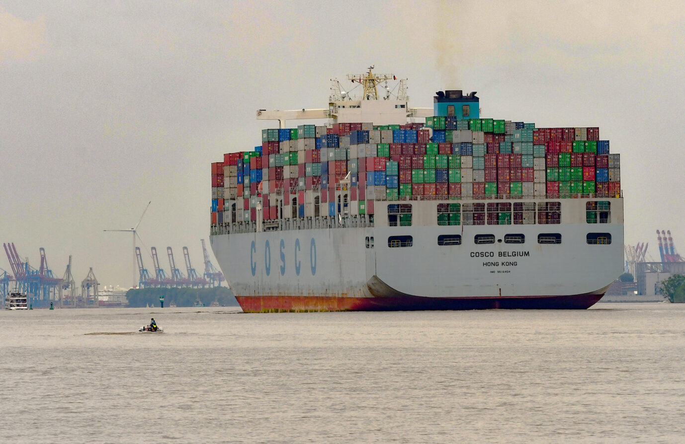 Chinesische Container im Hamburger Hafen. Die Exportkontrollen und die Rohstoffkrise überrumpeln Deutschland und die EU.