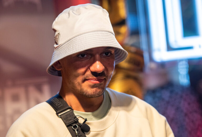 Galt einst als großer Gegner der AfD, scheint seine politische Meinung mittlerweile aber überdacht zu haben: Der Rapper Capital Bra. Foto: picture alliance/dpa | Christophe Gateau
