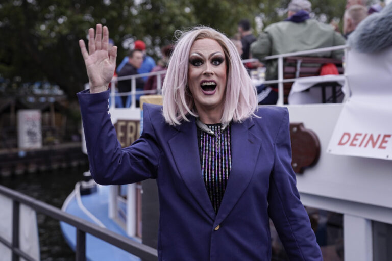 Die Dragqueen "Jurassica Parka" und ihr Engagement für Vorlestunden vor Kindern erscheinen angesichts der Kinderporno-Verurteilung in neuem Licht (Archivbild).