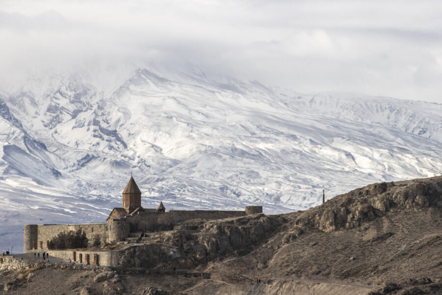 Das über 400 Jahre alter Kloster Chor Wirap im Süden Armeniens gilt als Symbol des ersten christlichen Staats der Geschichte. Foto: picture alliance / AA | Ali Balikci