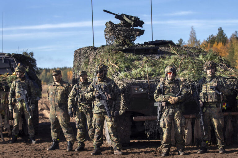 Bundeswehr-Soldaten am Freitag bei einem Manöver in Litauen.