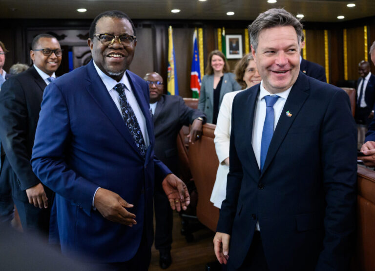 Links sieht man den ehemaligen und mittlerweile verstorbenen Präsidenten Namibias, Hage Gottfried Geingob, und daneben den damaligen Bundeswirtschaftsminister Robert Habeck (Grüne), beide lachen und haben gerade eine gemeinsame Wasserstoffpolitik besiegelt