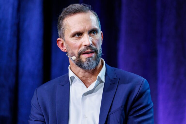 Das Bild zeigt den ARD-Vorsitzenden Florian Hager. Er nimmt das ZDF in Schutz.