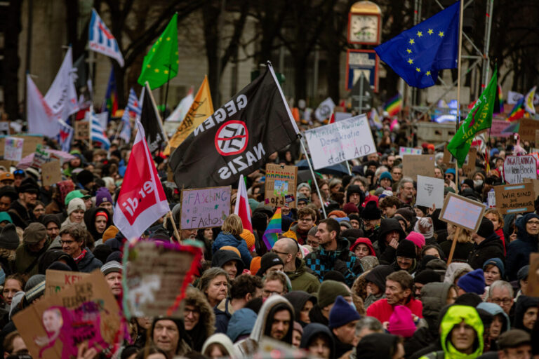 Das Bild zeigt eine linke Demonstration. Viele NGOs in Deutschland erhalten Steuergeld.