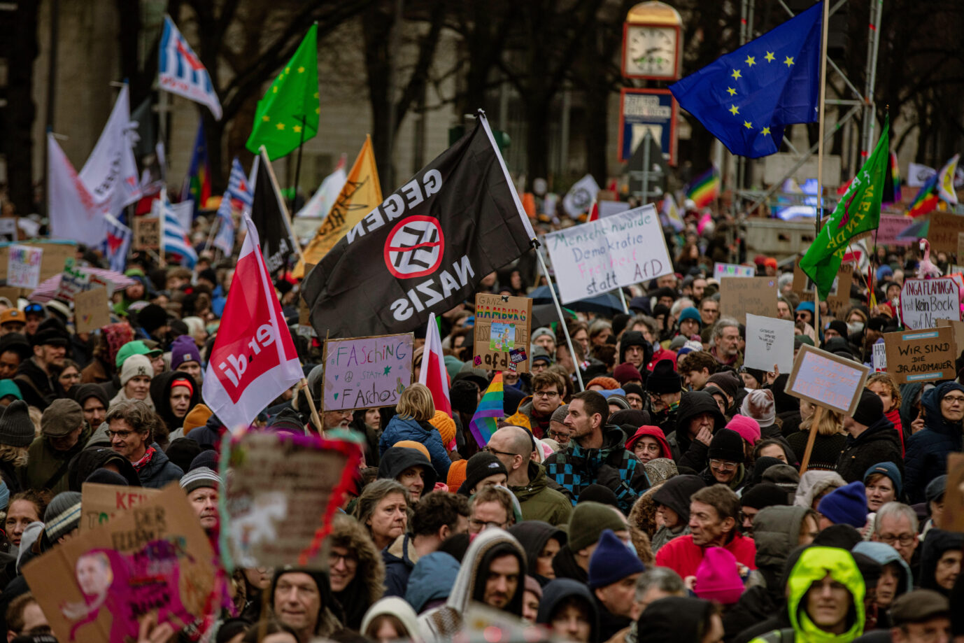 Das Bild zeigt eine linke Demonstration. Viele NGOs in Deutschland erhalten Steuergeld.