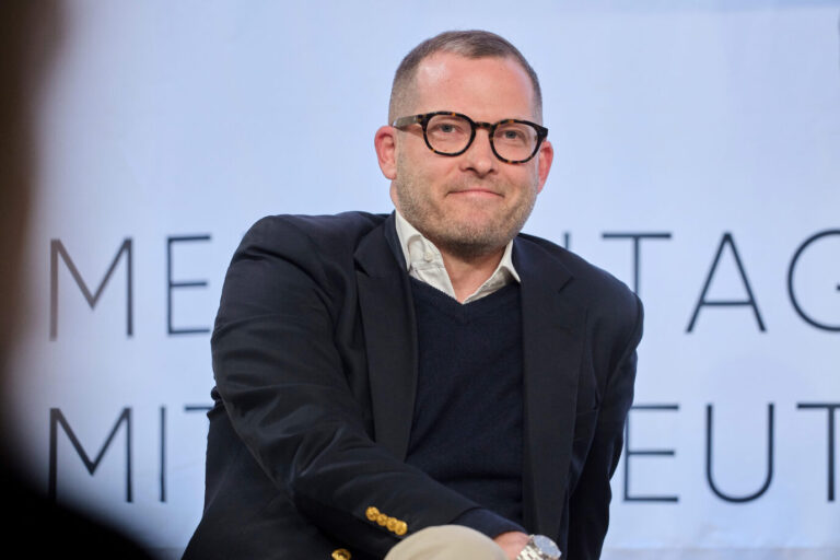 Julian Reichelt, Journalist und Webvideoproduzent, am 18.04.2024 zum Thema "Mehr als Nische? Journalismus von aussen" bei den Mitteldeutschen Medientage in Leipzig. Die Medientage Mitteldeutschland haben zu einem zweitaegigen Branchentreffen eingeladen. Debatten gibt es zu Rundfunkreformen, KI und Fake News. Oeffentlich-rechtliche Sender wollen mit ihren Angeboten junges Publikum staerker erreichen. Die Medientage Mitteldeutschland finden zum fuenften Mal auf dem Gelaende der ehemaligen Leipziger Baumwollspinnerei statt. „Nius“-Chefredakteur Julian Reichelt bei einer Podiumsdiskussion: Die Berliner Staatsanwaltschaft ermittelt wegen Volksverhetzung. Foto: picture alliance / epd-bild | Rico Thumser