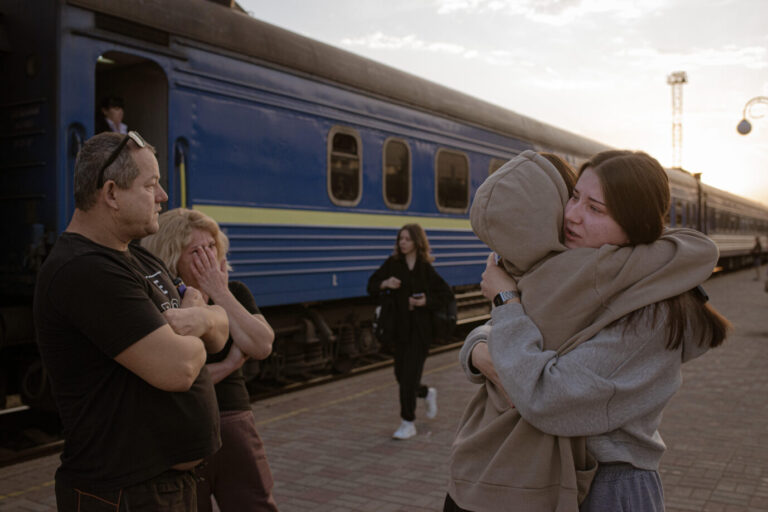 Seit Wolodomyr Selenskyj die Ausreiseregeln gelockert hat, schwappt eine neue Flüchtlingswelle aus der Ukraine über Deutschland. Foto: picture alliance / Anadolu | Andre Alves