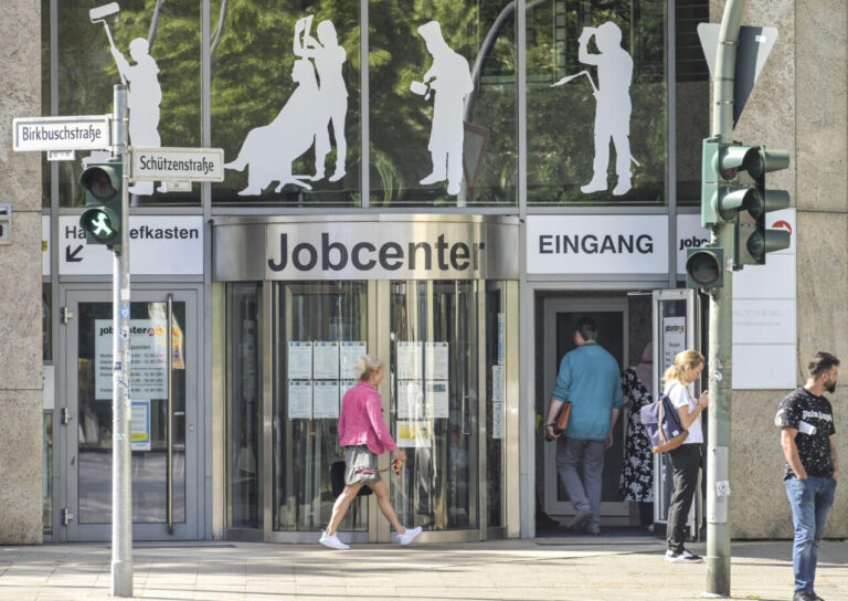 Menschen auf dem Weg in ein Jobcenter in Berlin: Der CDU-Wirtschaftsrat rechnet vor, wie viel Geld man sparen könnte, wenn mehr Menschen beschäftigt wären