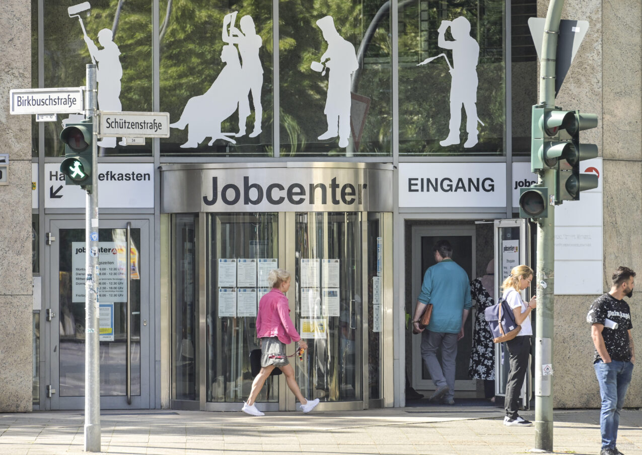 Menschen auf dem Weg in ein Jobcenter in Berlin: Der CDU-Wirtschaftsrat rechnet vor, wie viel Geld man sparen könnte, wenn mehr Menschen beschäftigt wären