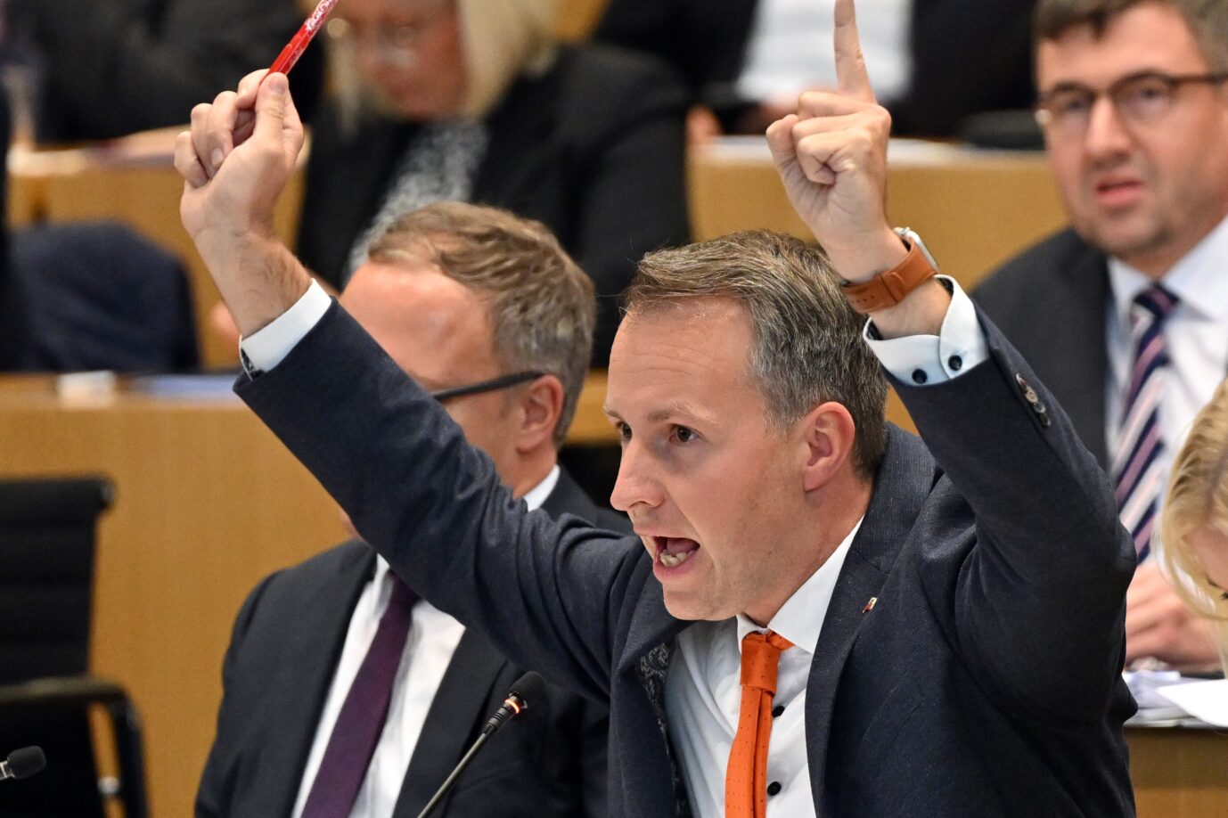 Verstörender Auftritt: Thüringens CDU-Fraktionschef Andreas Bühl während der Rede des AfD-Alterspräsidenten Jürgen Treutler. Nun stört ihn die Brandmauer.