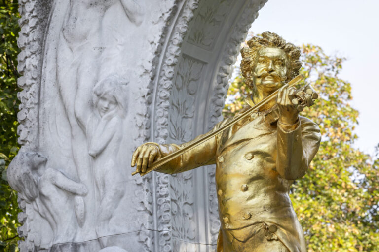 Beim Johann-Strauss-Denkmal in Wien steht der gleichnamige Musiker als goldene Statue da und spielt Geige