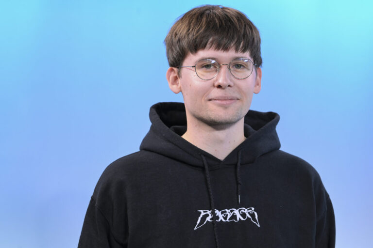 Influencer Jakob Springfeld vor der Aufzeichnung vom RBB-Podcast „OKF“ im Podcast-Studio der Deutschen Presse-Agentur. Er kritisiert Bundeskanzler Friedrich Merz (CDU) wegen dessen Aussagen zum Stadtbild.