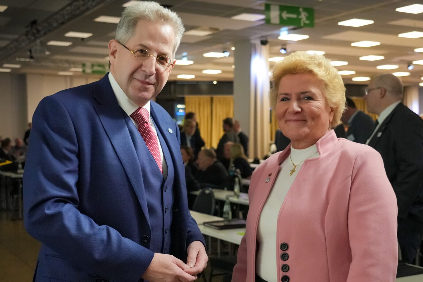 Da schien noch alles gut: Werte-Union-Chef Hans-Georg Maaßen im November 2024 auf dem Parteitag mit Sylvia Pantel.