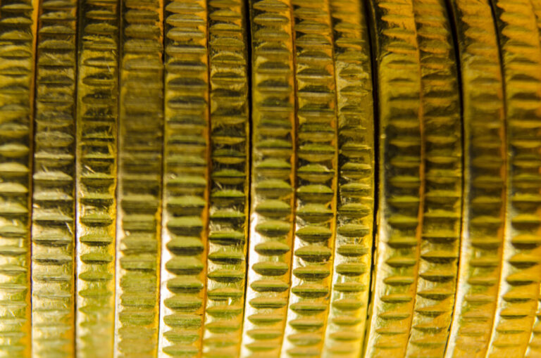 Nahaufnahme von Goldmünzen: Geld und Kredit sind im heutigen Geldsystem die Kehrseiten ein- und derselben Medaille. Dies hat erhebliche Folgen für wirtschaftliche Stabilität und Dynamik. Foto: picture alliance / Zoonar | Jerome Maurice