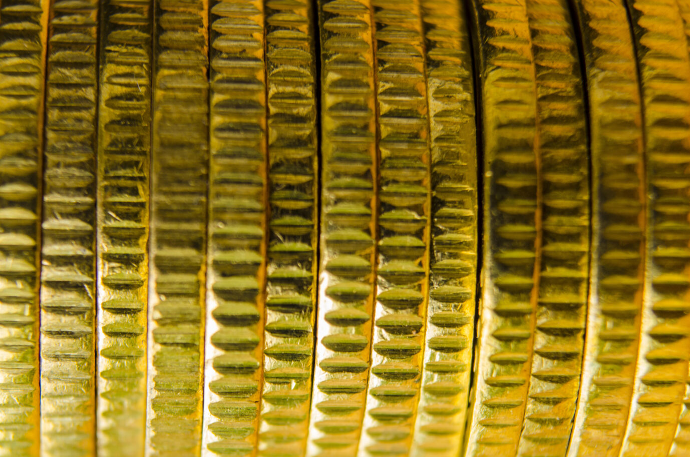 Nahaufnahme von Goldmünzen: Geld und Kredit sind im heutigen Geldsystem die Kehrseiten ein- und derselben Medaille. Dies hat erhebliche Folgen für wirtschaftliche Stabilität und Dynamik. Foto: picture alliance / Zoonar | Jerome Maurice