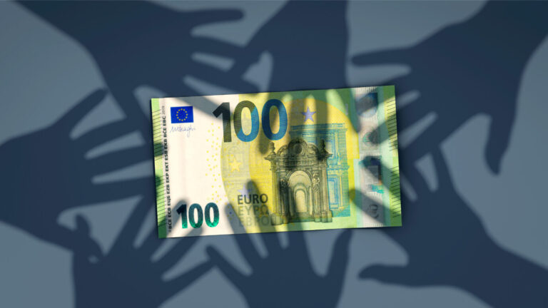 Ein Hunderteuro-Schein liegt auf einem blauen Untergrund, umgeben von Schatten ausgestreckter Hände. Das Bild symbolisiert mutmaßlichen Sozialmißbrauch durch bezahlte Vaterschaftsanerkennungen in Dortmund. Hunderteuro-Schein mit Schatten von Händen: In Dortmund stehen Vaterschaften unter Betrugsverdacht. Foto: picture alliance / Zoonar | DesignIt