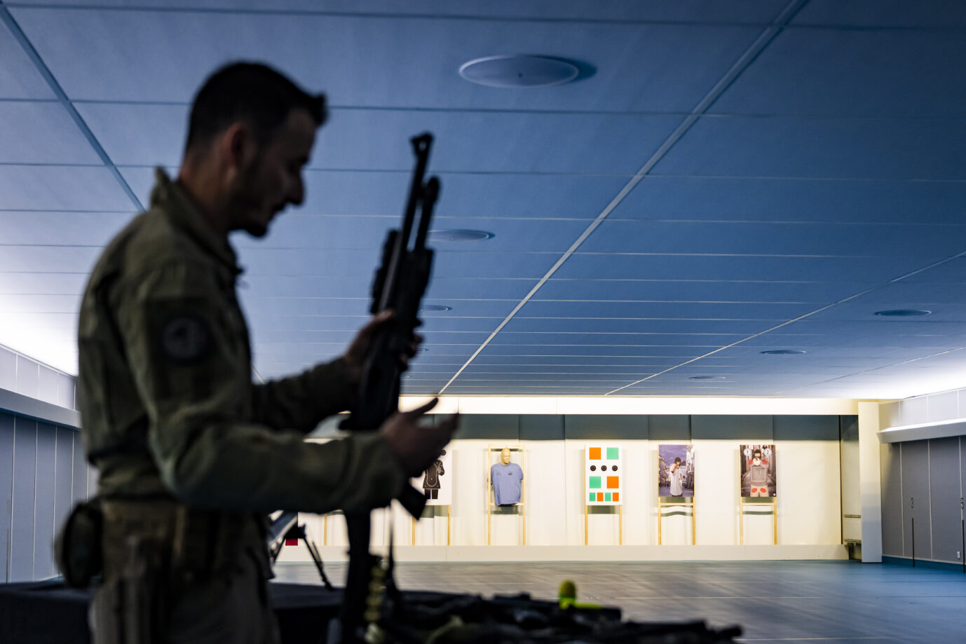 Das Bild zeigt einen Schweizer Soldaten am Schießstand. Das Waffenrecht in dem Land ist liberaler als in Deutschland.