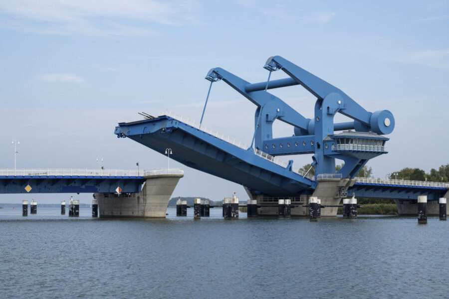 Eine blaue Klappbrücke öffnet sich – die verbindet Usedom mit dem Festland – ank des gemeinsamen Beschlusses von CDU und AfD wird möglicherweise bald eine zweite Brücke folgen