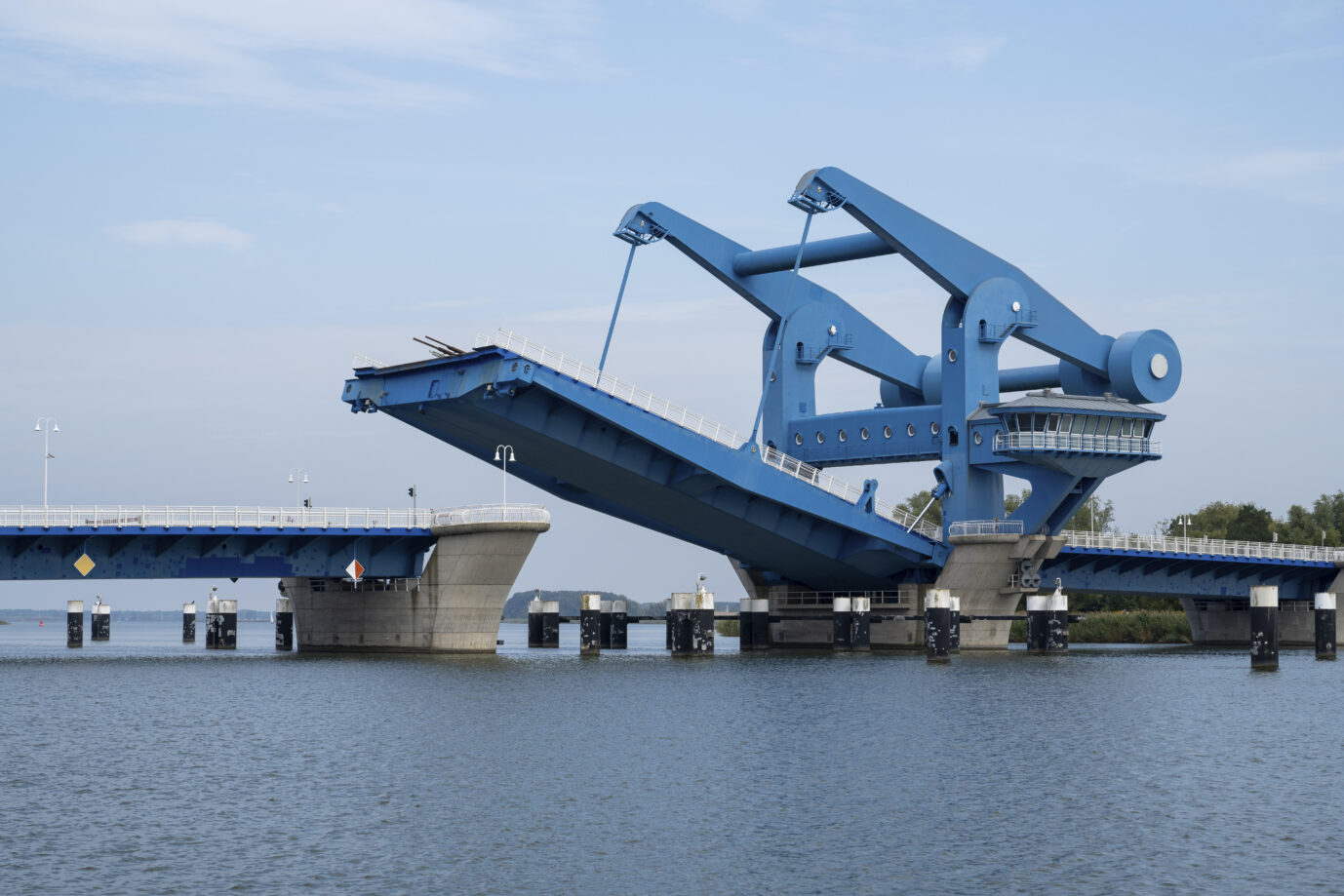 Eine blaue Klappbrücke öffnet sich – die verbindet Usedom mit dem Festland – ank des gemeinsamen Beschlusses von CDU und AfD wird möglicherweise bald eine zweite Brücke folgen