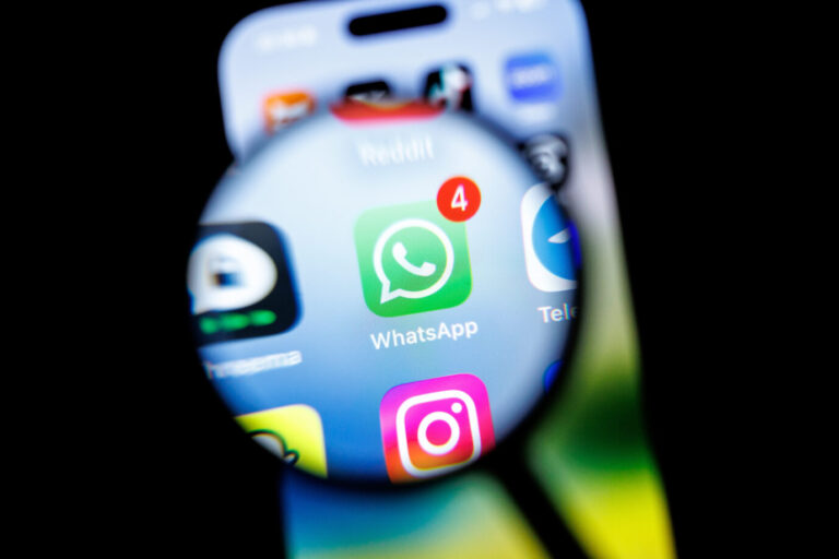 Brüssel träumt davon, alle Chats präventiv mitlesen zu können. Unter dem Mantel des vermeintlichen Schutz der Kinder sollen Millionen von Bürgern überwacht werden. Foto: picture alliance / dpa | Matthias Balk