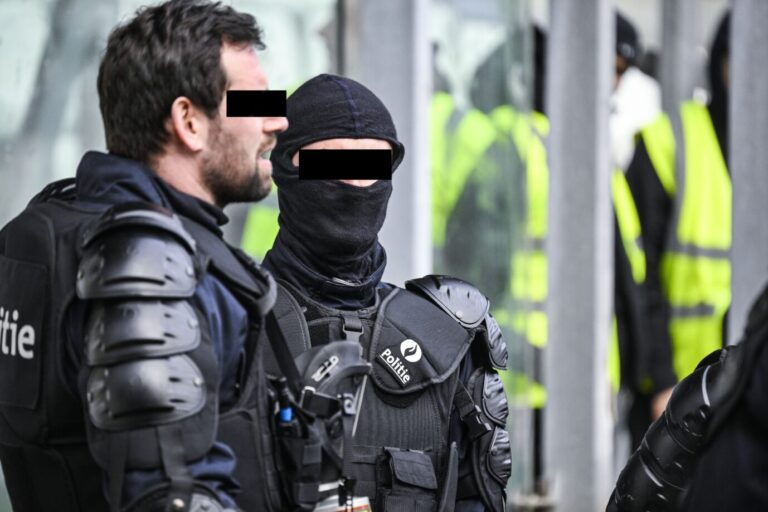 Das Bild zeigt Polizeibeamte in Antwerpen. Eine Richterin warnt davor, daß Belgien ein Narco-Staat werden könnte.